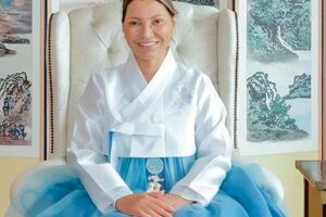 Janja surge com vestido inusitado e vira assunto na web