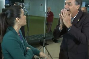 Repórter humilhada por Bolsonaro se vinga e recria vídeo na Papudinha