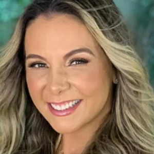 Carla perez sorridente e de cabelos soltos