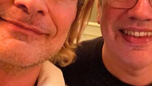 Ator da Globo mostra foto rara com o marido discreto, que é autor de novelas