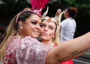 Carolina Dieckmmann resgata momentos com Preta Gil no Carnaval