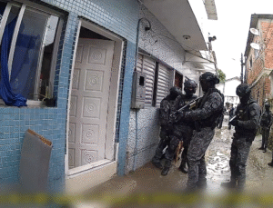 Policiais entram em casa para libertar mulher feita de refém pelo companheiro; VEJA VÍDEO