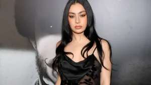 Aprenda a tradução de “Always Everywhere”, single de Charli XCX