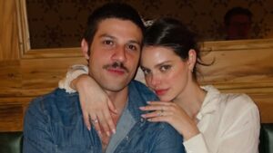 Chay Suede faz declaração apaixonada para Laura Neiva: “Qualquer lugar”