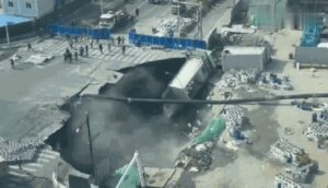 Vídeo: Cratera gigante engole obras do metrô na China e imagens chocam o mundo