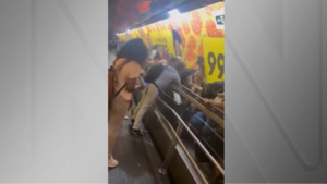 Cadeira de rodas enrosca em esteira e causa confusão em metrô de SP