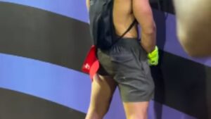 Homem faz necessidades no meio da rua durante Carnaval e choca; veja vídoe