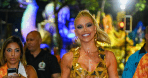 Virginia mostra samba no pé em camarote da Sapucaí