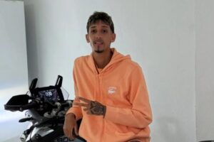 Influenciador reage a assalto e mata criminoso dentro de casa