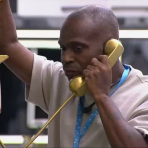 Edilson atende Big Fone no BBB 26, distribui plaquinhas entre brothers e ganha prêmio