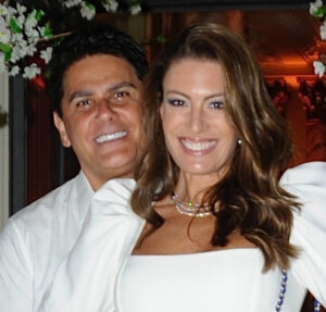 Elaine Mickely e César Filho se emocionam com chá revelação da filha, Luma