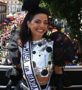 Paolla Oliveira, Leandra Leal e Emanuelle Araújo se divertem no bloco Cordão do Bola Preta