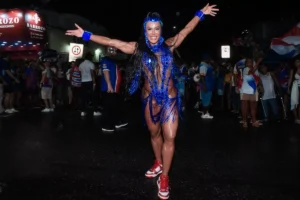 Gracyanne samba na chuva no último ensaio da União da Ilha