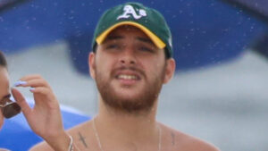 Filho de Patricia Poeta exibe suas tatuagens em dia na praia