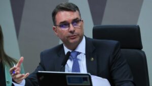 Flávio Bolsonaro reage a pesquisa em que aparece à frente de Lula