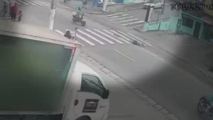 Motociclista empina moto, atropela mulher e foge sem prestar socorro; veja vídeo