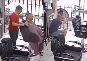 Policial reage a roubo de carro de luxo em porta de barbearia durante folga; veja vídeo