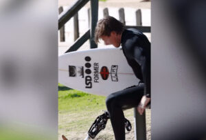 Surfista que perdeu a perna em ataque de tubarão volta ao mar com prótese; veja vídeo