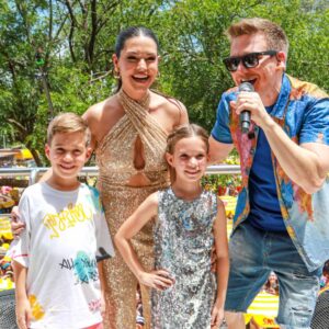 Michel Teló leva Thais Ferzosa e os filhos para curtir o bloco Sertanejinho do Teló