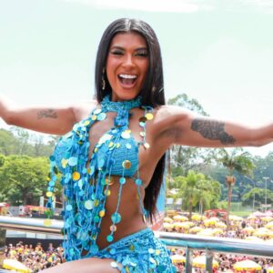 Climinha de amor! Pocah beija o namorado enquanto agita bloco de rua em São Paulo