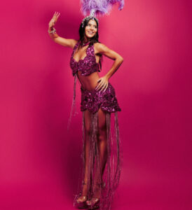 Giullia Buscaccio brilha na Sapucaí com look de três mil cristais e 200 metros de strass