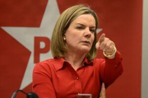 Gleisi diz que questionar repasse a escola de samba que vai homenagear Lula é preconceito