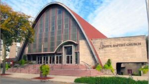 Com fortuna de R$ 889 milhões, atleta compra igreja de R$ 10 milhões para mãe após sua prisão