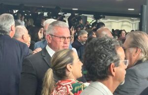 Ex-aliado de Bolsonaro, acusado de agressão, aparece em ato de Lula