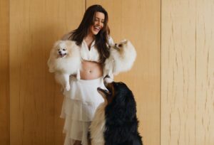 *Grávida, Lauana Prado exibe barriguinha e se declara: “Transbordando amor”