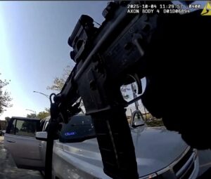 Agente atira contra professora durante operação de imigração nos EUA; Veja vídeo!