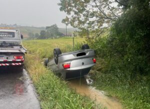 Temporais com granizo derrubam árvores e fazem rio transbordar em SC; VEJA VÍDEO