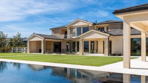 Aos 44, jogador tem fortuna de R$ 1,1 bilhão e vive em mansão de R$ 105 milhões com esposa 9 anos mais velha