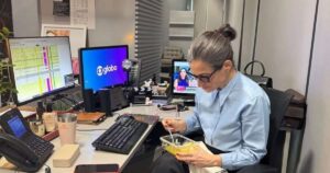 Renata Vasconcellos é flagrada por Tralli comendo marmita na Globo: ‘No corre’