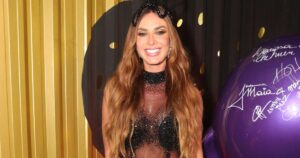 Nicole Bahls leva susto após zíper do look romper no carnaval: ‘Acabou de arrebentar’