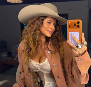 Fabiana Justus abre álbum da festa de sete anos de idade das filhas com decoração de Guerreiras do K-pop