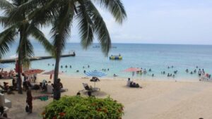 Em ilha exclusiva, moradores pagam cerca de R$ 41 para acessar a praia