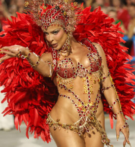 De tênis, Gracyanne Barbosa usa figurino com joelheira para desfile da União da Ilha após lesão