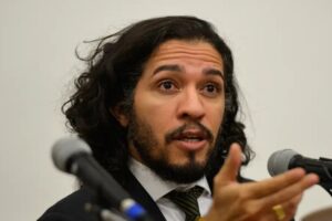 Jean Wyllys aceita convite do PT e volta a disputar o Congresso