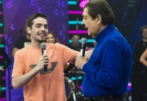 Faustão surge sorridente em celebração do aniversário de seu filho, João Silva