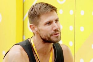 BBB26: Jonas Sulzbach paga promessa e toma banho peladão no reality