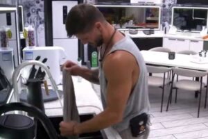 BBB26: Atitude de Jonas ao limpar a casa deixa público surpreso: ‘Pelo amor de Deus ‘