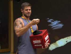 Jonas Sulzbach cumpre promessa e toma banho sem roupa no BBB 26; VEJA VÍDEO