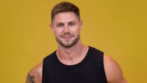 BBB 26: Jonas cumpre promessa e toma banho pelado; veja vídeo