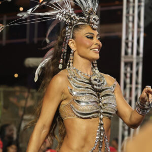 De volta à Sapucaí, Juliana Paes brilha em ensaio técnico da Viradouro