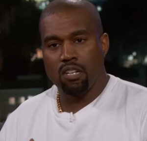 Esposa de Kanye West revela que seus looks são aprovados em conjunto com o rapper