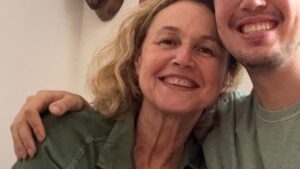 Kelzy Ecard, atriz de ‘Três Graças’, posta foto rara com o filho: ‘Te amo’