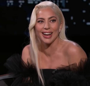 Após levar dois Grammys, Lady Gaga agradece apoio dos fãs: É uma verdadeira bênção