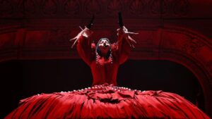 Bilionária e dona de mansões, cantora quase faliu com gastos excessivos em turnê