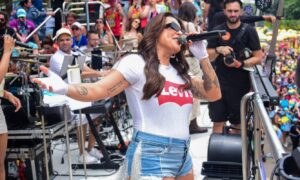 Lauana Prado faz chá revelação durante bloco de Carnaval para anunciar sexo do bebê