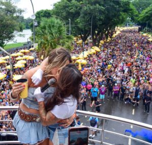 Fátima Bernardes dança frevo em Pernambuco durante o Carnaval e brinca: É uma delícia, mas cansa!
